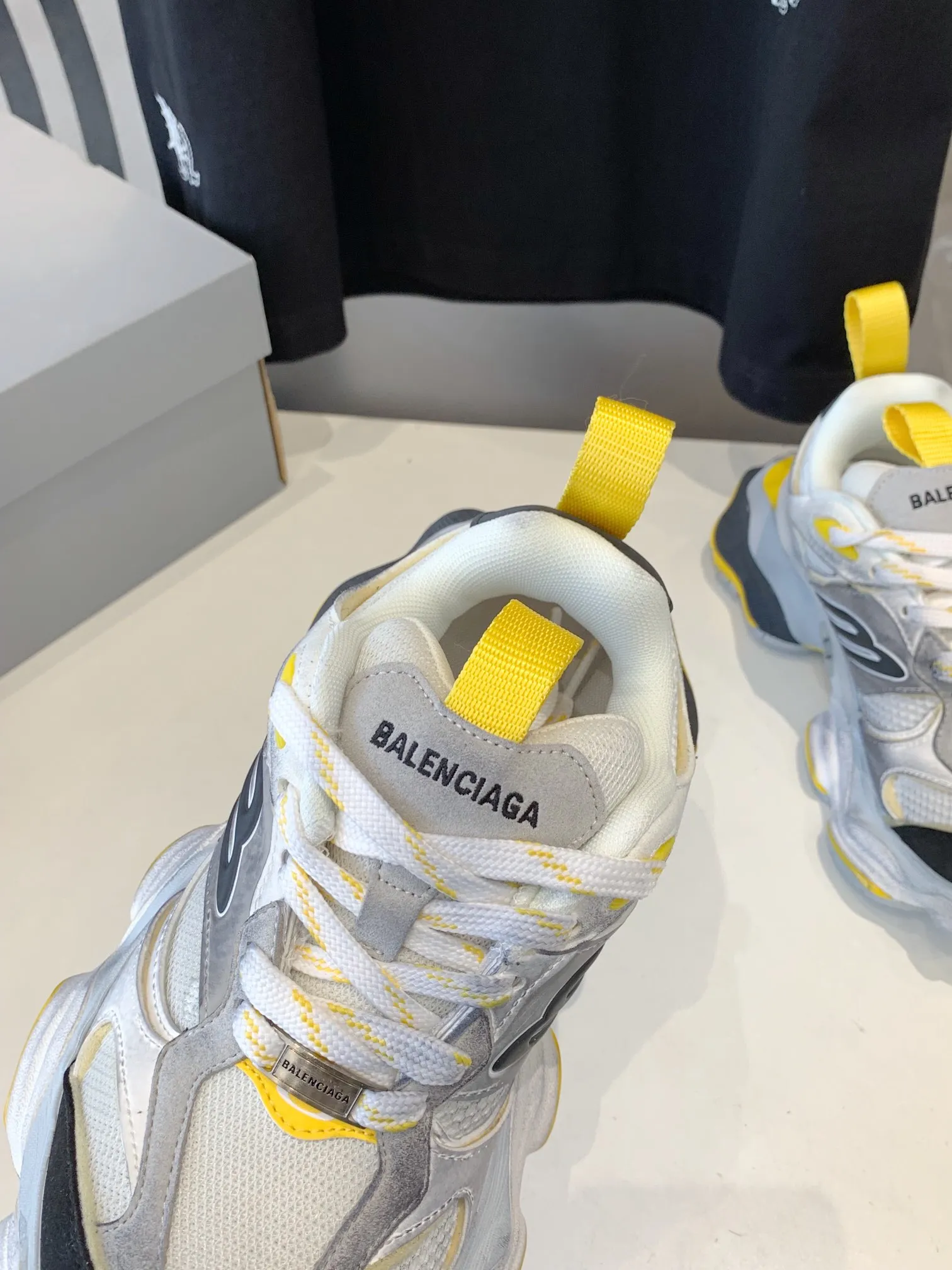 👟👟Ex-factory price 820👟👟 Paris 5XL correct version Balenciaga CARGO 23ss catwalk style 🔺 ℹ️The distressing process is done by hand. The degree of distress, scratch size and range of each shoe has a certain difference, which is normal. The upper is filled with high-density imported sponge, and the tongue is embroidered with Balenciaga words, as well as small engraving details. This plaque is developed by a separate mold, and there is 3M reflective material on the side. The three-dimensional logo and size mark on the heel, accessories dust bag and included shoelaces are upgraded and thickened shoe boxes. They are all made of original files and original lasts. CNC developed 1:1 proportion weight. Original EVA environmentally friendly deodorizing ring type insole. Newly developed 7-layer private mold. Combined anti-slip outsole. Information ℹ️ A large version design that has become more popular in recent years. This cargo is fatter than 3xl. It has a very good wrapping feel and is also very retro and fashionable. The sole is definitely very wear-resistant. Size: 35 -46